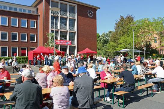 Rund 150 Bürgerinnen und Bürger kamen zum Hertener Rathaus, um bei bestem Wetter die Maikundgebung zu erleben. Rund 150 Bürgerinnen und Bürger kamen zum Hertener Rathaus, um bei bestem Wetter die Maikundgebung zu erleben.