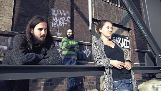 Die zweite Band des Abends, Triplet, ist eine junge Folk Band aus Deutschland. Der mehrstimmige Gesang der drei Bandmitglieder führt zu einem ausdrucksstarken und unverwechselbaren Sound. Die zweite Band des Abends, Triplet, ist eine junge Folk Band aus Deutschland. Der mehrstimmige Gesang der drei Bandmitglieder führt zu einem ausdrucksstarken und unverwechselbaren Sound.
