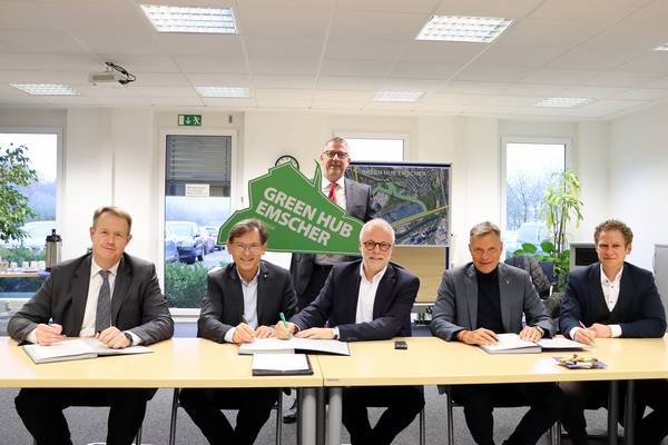 Am Montag, 20. Januar 2025, unterzeichneten (v.l.) Michael Kalthoff (Vorsitzender der Geschäftsführung der RAG Montan Immobilien GmbH), Dr. Frank Dudda (Oberbürgermeister der Stadt Herne), Mirko Strauss (Geschäftsführer der Wanne-Herner Eisenbahn und Hafen GmbH) Matthias Müller (Bürgermeister der Stadt Herten), Christoph Tesche (Bürgermeister der Stadt Recklinghausen) und Markus Gerber (Referatsleitung Staatliche Regionalplanung des RVR) einen Letter of Intent zur nachhaltigen und zukunftsorientierten Entwicklung der „ehemaligen Kohlelagerfläche Kohlkamp“ zum Industrie- und Gewerbegebiet „Green Hub Emscher“. (Foto: Stadt Herten_Marco Baron)