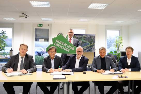 Am Montag, 20. Januar 2025, unterzeichneten (v.l.) Michael Kalthoff (Vorsitzender der Geschäftsführung der RAG Montan Immobilien GmbH), Dr. Frank Dudda (Oberbürgermeister der Stadt Herne), Mirko Strauss (Geschäftsführer der Wanne-Herner Eisenbahn und Hafen GmbH) Matthias Müller (Bürgermeister der Stadt Herten), Christoph Tesche (Bürgermeister der Stadt Recklinghausen) und Markus Gerber (Referatsleitung Staatliche Regionalplanung des RVR) einen Letter of Intent zur nachhaltigen und zukunftsorientierten Entwicklung der „ehemaligen Kohlelagerfläche Kohlkamp“ zum Industrie- und Gewerbegebiet „Green Hub Emscher“. (Foto: Stadt Herten_Marco Baron) Am Montag, 20. Januar 2025, unterzeichneten (v.l.) Michael Kalthoff (Vorsitzender der Geschäftsführung der RAG Montan Immobilien GmbH), Dr. Frank Dudda (Oberbürgermeister der Stadt Herne), Mirko Strauss (Geschäftsführer der Wanne-Herner Eisenbahn und Hafen GmbH) Matthias Müller (Bürgermeister der Stadt Herten), Christoph Tesche (Bürgermeister der Stadt Recklinghausen) und Markus Gerber (Referatsleitung Staatliche Regionalplanung des RVR) einen Letter of Intent zur nachhaltigen und zukunftsorientierten Entwicklung der „ehemaligen Kohlelagerfläche Kohlkamp“ zum Industrie- und Gewerbegebiet „Green Hub Emscher“. (Foto: Stadt Herten_Marco Baron)