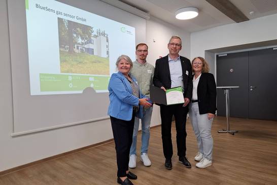 Dr. Udo Schmale (3. v. l.), Geschäftsführer der BlueSens gas sensor GmbH, erhält die ÖKOPROFIT®-Zertifizierungsurkunde von Hertens Stadtbaurätin Janine Feldmann (l.) überreicht. Dr. Udo Schmale (3. v. l.), Geschäftsführer der BlueSens gas sensor GmbH, erhält die ÖKOPROFIT®-Zertifizierungsurkunde von Hertens Stadtbaurätin Janine Feldmann (l.) überreicht.