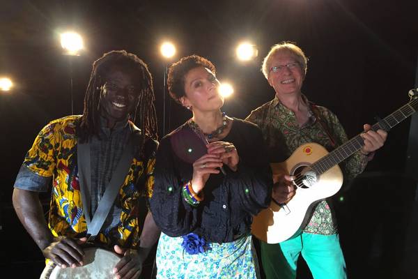 Die Gruppe 'Karibuni' bringt Lieder aus Australien ins Glashaus.