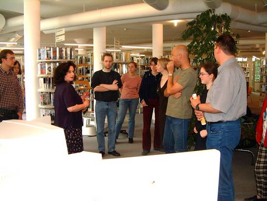 Kölner Studenten besichtigen die Stadtbibliothek (05/02)