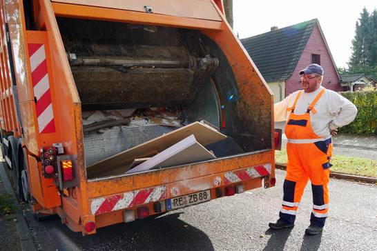 Müllwerker Uwe Rehfeldt und seine Kollegen nehmen Möbel, Sofagarnituren, Küchenschränke, Teppiche, Teppichboden, Fahrräder, Matratzen, Schränke aber auch Elektrogeräte wie Herd, Waschmaschine und Kühlschrank mit. Müllwerker Uwe Rehfeldt und seine Kollegen nehmen Möbel, Sofagarnituren, Küchenschränke, Teppiche, Teppichboden, Fahrräder, Matratzen, Schränke aber auch Elektrogeräte wie Herd, Waschmaschine und Kühlschrank mit.