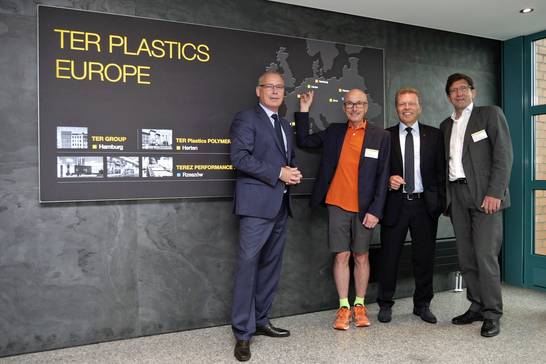 v.l.n.r. Wolfgang Siegel, Geschäftsführer von Ter Plastics, Bürgermeister Fred Toplak, Heinz-Günther Sauerhoff, kaufmännischer Geschäftsführer von Ter Plastics und Michael Blume von der Wirtschaftsförderung der Stadt Herten. v.l.n.r. Wolfgang Siegel, Geschäftsführer von Ter Plastics, Bürgermeister Fred Toplak, Heinz-Günther Sauerhoff, kaufmännischer Geschäftsführer von Ter Plastics und Michael Blume von der Wirtschaftsförderung der Stadt Herten.