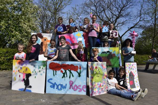 Stolz präsentieren die Kinder ihre Skulpturen, Graffitis und Sticker nach vier Tagen in der Osterakademie der CreativWerkstatt Herten.