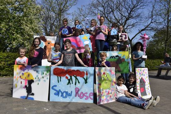 Stolz präsentieren die Kinder ihre Skulpturen, Graffitis und Sticker nach vier Tagen in der Osterakademie der CreativWerkstatt Herten.
