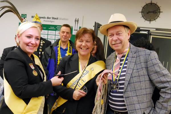 Seit vier Tagen ist Stadtbaurat Volker Lindner offiziell der erste Regent der Stadt Herten – und schon wurde ihm die Macht wieder entrissen. Pünktlich um 15.11 Uhr übernahmen Jasmin (links) und Heike (mitte) vom Prinzessinnenclub der Karnevalsgesellsc