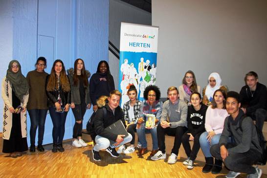 Im Rahmen von 'Demokratie leben!' war Mo Asumang zu Gast in der Rosa-Parks-Schule. Im Rahmen von 'Demokratie leben!' war Mo Asumang zu Gast in der Rosa-Parks-Schule.