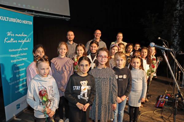 Die Schülerinnen und Schüler der Grundschule Herten Mitte haben mit der Musical-AG das Musical „Tuishi Pamoja – Die Geschichte einer Freundschaft“ erarbeitet. 