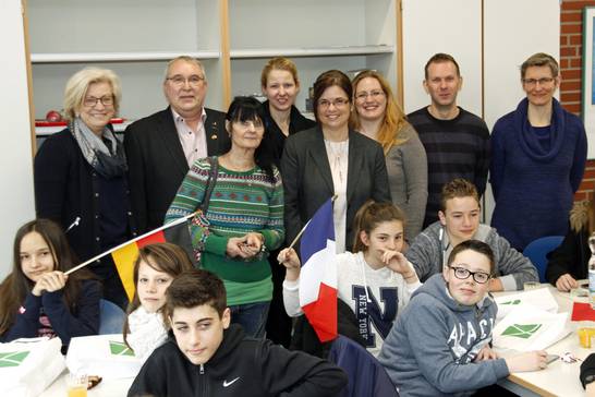 Schulleiterin des städtischen Gymnasiums Bärbel Schweers (links), Vereinsmanager Detlef Fronda (2.v.l.) und zweite stellvertretende Bürgermeisterin Silvia Godde (4.v.r.) begrüßten die französischen Schülerinnen und Schüler mit ihren Lehrerinnen un