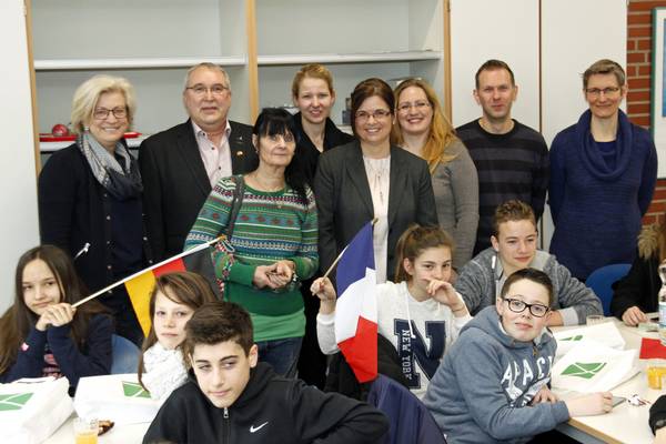 Schulleiterin des städtischen Gymnasiums Bärbel Schweers (links), Vereinsmanager Detlef Fronda (2.v.l.) und zweite stellvertretende Bürgermeisterin Silvia Godde (4.v.r.) begrüßten die französischen Schülerinnen und Schüler mit ihren Lehrerinnen un