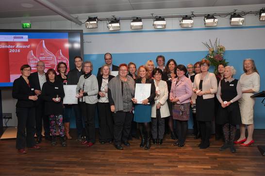 Der 'Gender Award- Kommune mit Zukunft' wurde 2016 zum ersten Mal verliehen. Freiburg im Breisgau belegte den ersten, Köln den zweiten und Herten den dritten Platz.
Schirmherrin Manuela Schwesig (Zitat): „Mit dem Gender Award würdigen wir vorbildlic Der 'Gender Award- Kommune mit Zukunft' wurde 2016 zum ersten Mal verliehen. Freiburg im Breisgau belegte den ersten, Köln den zweiten und Herten den dritten Platz.
Schirmherrin Manuela Schwesig (Zitat): „Mit dem Gender Award würdigen wir vorbildlic