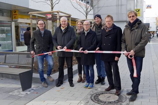 (v.l.n.r.) Fachbereichsleiter Ralf Terpoorten, Landschaftsarchitekt Andreas Freese, ZBH-Mitarbeiterin Sinja Tomczyk, Bürgermeister Fred Toplak, Dieter Berg, Stadtbaurat Volker Lindner und Dipl.-Ing. Rudolph Montino eröffnen offiziell die Pflasterfläche (v.l.n.r.) Fachbereichsleiter Ralf Terpoorten, Landschaftsarchitekt Andreas Freese, ZBH-Mitarbeiterin Sinja Tomczyk, Bürgermeister Fred Toplak, Dieter Berg, Stadtbaurat Volker Lindner und Dipl.-Ing. Rudolph Montino eröffnen offiziell die Pflasterfläche