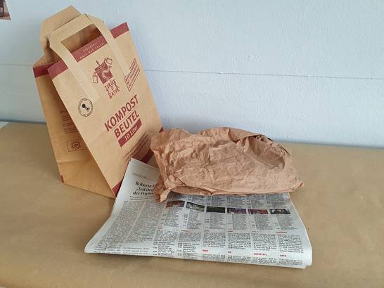 Der ZBH empfiehlt die Nutzung von Zeitungspapier und unbeschichteten Papiertüten. So bekommen ausgelesene Zeitungen und leere Bäckertüten noch ein zweites Leben und die Biotonne bleibt sauber.