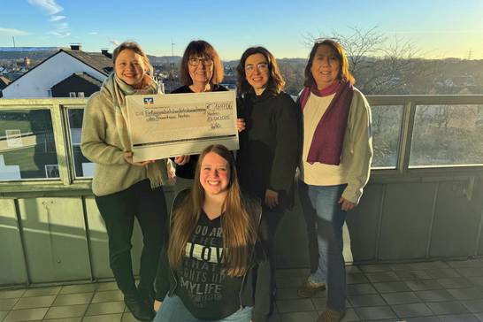 Alexandra Mielke (Gleichstellungsbeauftragte Stadt Herten), Karin Hester (Leitung Hilfen für Frauen), Aynur Terzi (Schirmherrin "Sisters of Comedy"), Sabine Weißenberg (VHS Herten) und Julia Rosenkranz (stellvertretende Leiterin des Frauenhauses) bei der Spendenübergabe (v.l.n.r). 