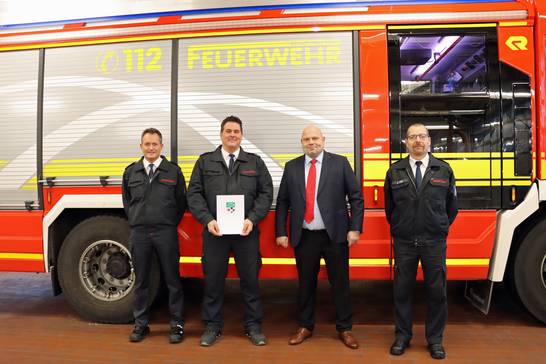 Claas-Tido Hoffmann (2.v.l.) hat zum 1. Januar 2025 die Leitung der Feuerwehr Herten übernommen. Dr. Oliver Lind, Stadtkämmerer und Beigeordneter für Finanzen, Ordnung und Feuerschutz (2.v.r.), nahm ihn gemeinsam mit Jörg Stier (rechts) und Thorsten Geldermann (links) in Empfang (Foto: Corina Plötz-Stadt Herten). Claas-Tido Hoffmann (2.v.l.) hat zum 1. Januar 2025 die Leitung der Feuerwehr Herten übernommen. Dr. Oliver Lind, Stadtkämmerer und Beigeordneter für Finanzen, Ordnung und Feuerschutz (2.v.r.), nahm ihn gemeinsam mit Jörg Stier (rechts) und Thorsten Geldermann (links) in Empfang (Foto: Corina Plötz-Stadt Herten).