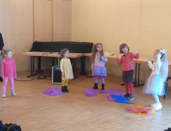 Kinder aus der AWO-Kita Königsberger Straße zeigten einen Tanz bei der Ausstellungseröffnung im Bürgerhaus Herten.
