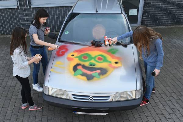 Alte Autos werden mit Graffiti-Lackierung neu in Szene gesetzt. 