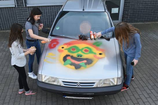 Alte Autos werden mit Graffiti-Lackierung neu in Szene gesetzt. 