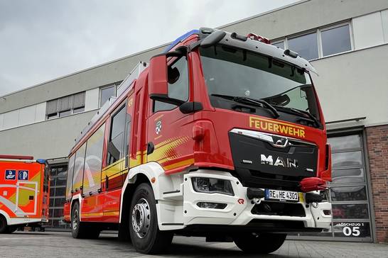Zu einem Großeinsatz rückte die Feuerwehr Herten am Donnerstag, 29. Februar, aus. In einem Gewerbebetrieb an der Hohewardstraße in Herten-Süd war ein Feuer ausgebrochen. (Foto: Stadt Herten) Zu einem Großeinsatz rückte die Feuerwehr Herten am Donnerstag, 29. Februar, aus. In einem Gewerbebetrieb an der Hohewardstraße in Herten-Süd war ein Feuer ausgebrochen. (Foto: Stadt Herten)