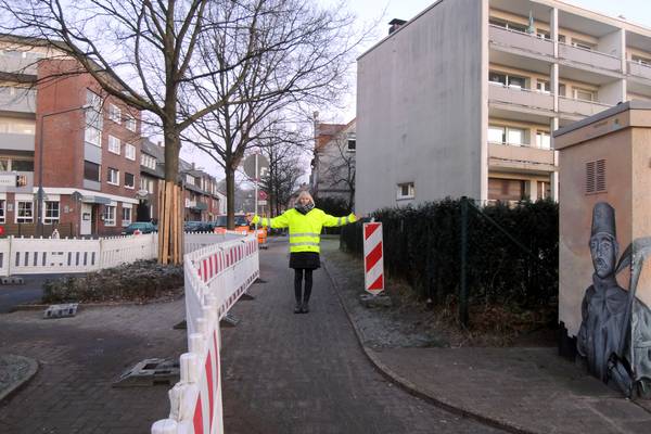 Abwechselnd mit der Polizei hat Kinderfreundin Beate Kleibrink den Verkehr in der Baustelle beobachtet und dabei Tipps und Hinweise an Passanten weitergegeben. 