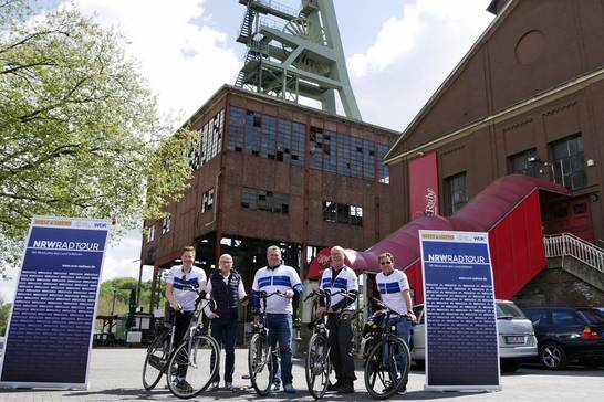 Bastian Bender (WDR), Bürgermeister Fred Toplak, Axel Weber (Westlotto), Winfried Raffel (NRW-Stiftung) und Gregor Espenkott (Westlotto) (v.l.) testen schon mal die Pausenstation auf Ewald und sind vom ehemaligen Zechengelände begeistert. Bastian Bender (WDR), Bürgermeister Fred Toplak, Axel Weber (Westlotto), Winfried Raffel (NRW-Stiftung) und Gregor Espenkott (Westlotto) (v.l.) testen schon mal die Pausenstation auf Ewald und sind vom ehemaligen Zechengelände begeistert.