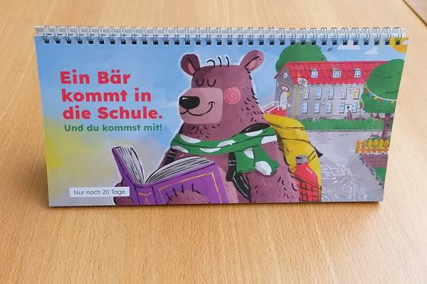 Alle 6000 neuen Erstklässlerinnen und Erstklässler im Kreis Recklinghausen erhalten vor Schulbeginn einen Wegbegleiter für die letzten 20 Tage bis zum Schulbeginn in Form eines Tischkalenders. 