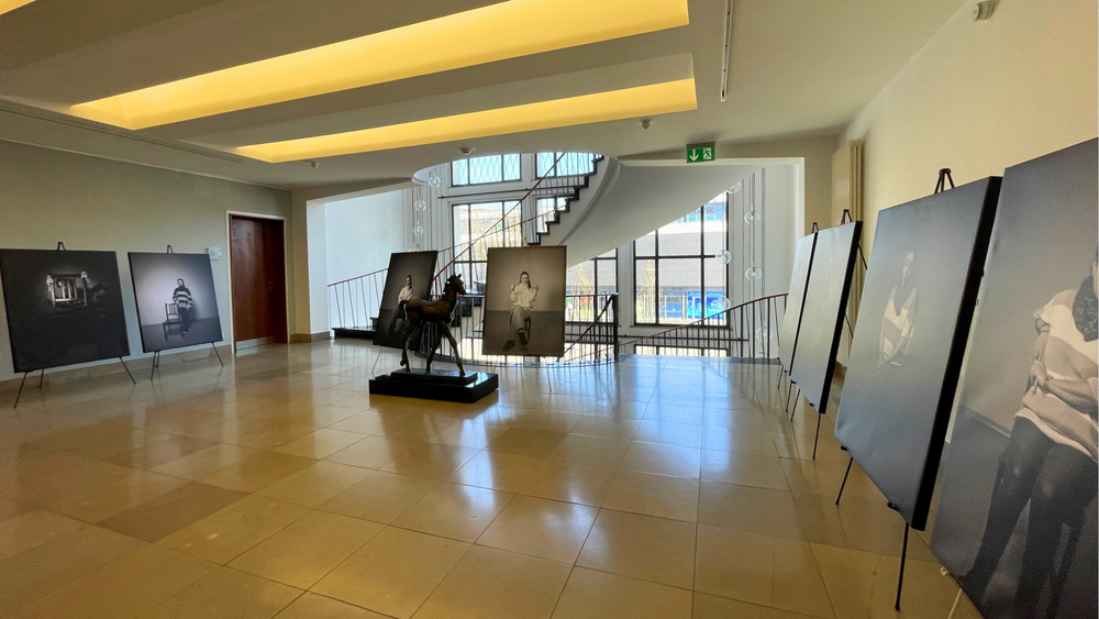 Ausstellung „Vom alten zum neuen Rahmen. Frauen im Wandel. Der Stuhl als Zeuge.“