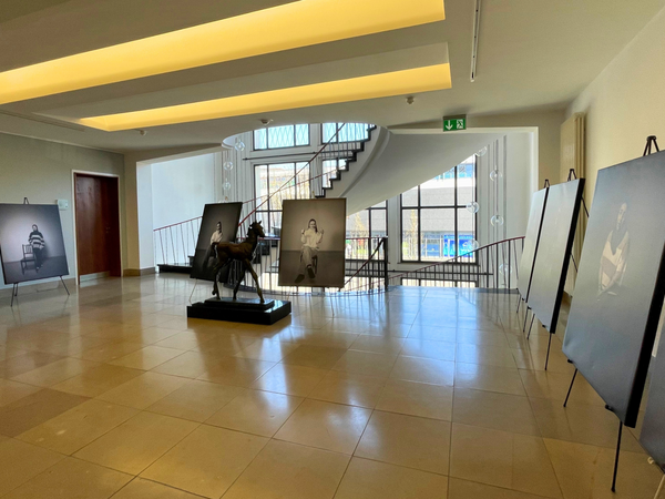 Ausstellung „Vom alten zum neuen Rahmen. Frauen im Wandel. Der Stuhl als Zeuge.“