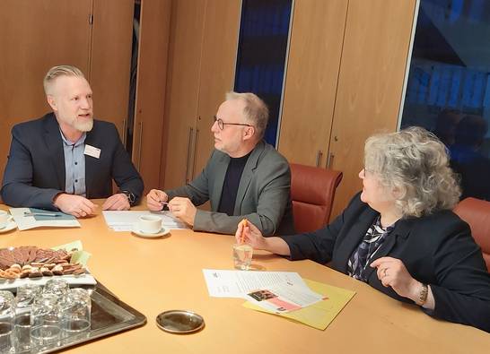 Auf gute Nachbarschaft! Bürgermeister Matthias Müller (Mitte) und Stadtbaurätin Janine Feldmann (rechts) begrüßen Thomas Job, neuen Kaufmännischen Direktor der LWL-Klinik Herten.
