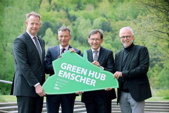 Das interkommunale Projekt „Green Hub Emscher“ stellten RAG-Vorstand Michael Kalthoff, Bürgermeister Christoph Tesche (Recklinghausen), Oberbürgermeister Dr. Frank Dudda (Herne) und Bürgermeister Matthias Müller (Herten) vor (v.l.). Foto: Marco Stepniak
