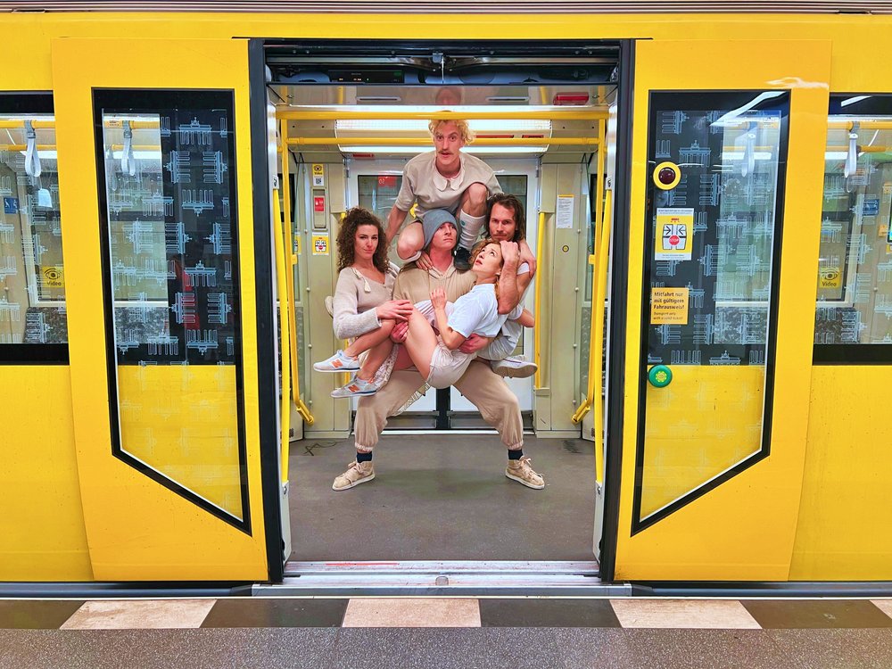 Straßentheater „Now Departing“ von A Movement of Humans - Abfahrt ins Absurde