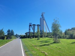 
                        Allee des Wandels auf ehemaliger Zechenbahntrasse
                    