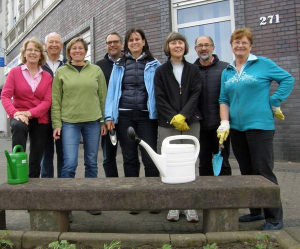 Insgesamt rund 190 Pflanzen setzten die Mitglieder des Arbeitskreises 'Grüne Stadt Herten' in zwei Beete in Scherlebeck. 