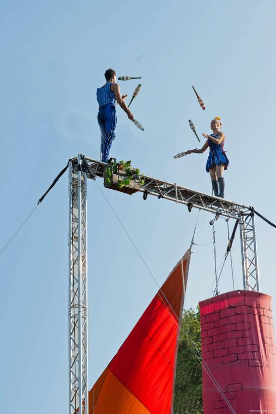 Der Circus UnARTiq präsentiert am Sonntag, 15. Mai, Partnerakrobatik und atemberaubende Artistik am schwingenden Trapez. Sie treten um 13 und um 16 Uhr auf der Aktionsbühne 'Festwiese' auf. Der Circus UnARTiq präsentiert am Sonntag, 15. Mai, Partnerakrobatik und atemberaubende Artistik am schwingenden Trapez. Sie treten um 13 und um 16 Uhr auf der Aktionsbühne 'Festwiese' auf.