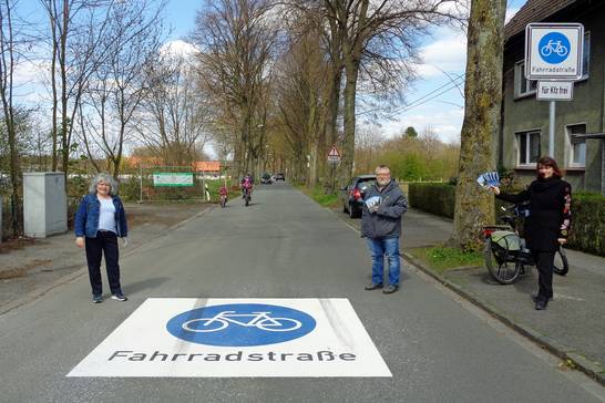 (v.l.n.r.) Stadtbaurätin Janine Feldmann, Jürgen Busch (Sprecher des ADFC-Herten) und Carola Heitkemper (Leiterin des städt. Tiefbauamtes) eröffneten die neuen Fahrradstraßen in der Ried.