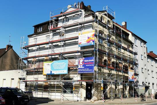 Zurzeit wird die Fassade der Immobilie Schützenstraße 60 mit Unterstützung des Haus- und Hofflächenprogramms des Projektes Neustart Innenstadt der Stadt Herten erneuert. 