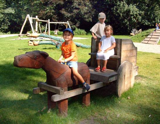 Spielplatz Katzenbusch - Holzpferd (07/02) Spielplatz Katzenbusch - Holzpferd (07/02)