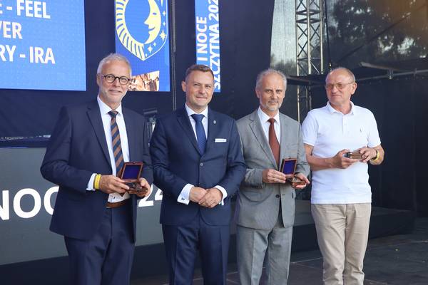 (v.r.n.l.) Bürgermeister Matthias Müller und sein Amtskollege Stefan Ochman in Szczytno freuen sich gemeinsam mit Janusz Juraszek (stellvertretender Bürgermeister von Zywiec) und Czeslaw Monkiewicz (Leiter der Stadtentwicklung in Soleczniki) über die langjährigen städtepartnerschaftlichen Verbindungen.