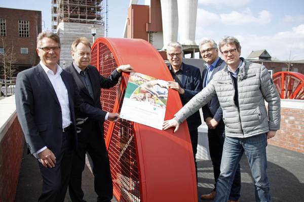 (v.l.) Bernd Lohse (EGSE und RAG Montan), Stadtbaurat Volker Lindner, Fachbereichsleiter Peter Brautmeier, Stefan Prott (RDN-Verlag) und Benedikt Schmoll (EGSE) stellen bei einer Führung über das Gelände das Programm des Bergfestes vor. 