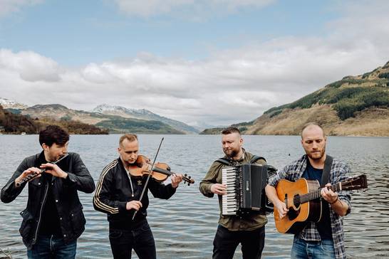 Am Freitag, 16. Februar, erklingt um 20 Uhr im Glashaus in Herten frische Musik aus Schottland, wenn die Gewinner des Young Scots Trad Awards auf der Bühne stehen (Foto: Martin Vernherm). Am Freitag, 16. Februar, erklingt um 20 Uhr im Glashaus in Herten frische Musik aus Schottland, wenn die Gewinner des Young Scots Trad Awards auf der Bühne stehen (Foto: Martin Vernherm).