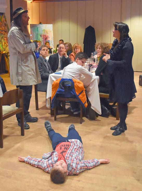 Die Schauspielerinnen und Schauspieler bezogen die Gäste im Restaurant Vangeli‘s unmittelbar in das Geschehen ein. Die Schauspielerinnen und Schauspieler bezogen die Gäste im Restaurant Vangeli‘s unmittelbar in das Geschehen ein.