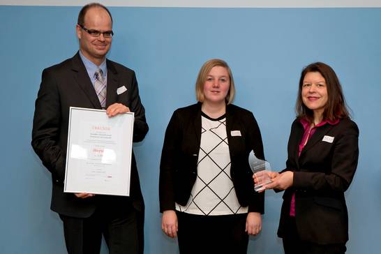 Die Gleichstellungsbeauftragte Maresa Kallmeier (Mitte) und Michael Wilke, Leiter des Fachbereichs Zentrale Steuerung, nahmen den Gender Award von Jurymitglied Prof. Dr. Silke Ruth Laskowski entgegen. Die Gleichstellungsbeauftragte Maresa Kallmeier (Mitte) und Michael Wilke, Leiter des Fachbereichs Zentrale Steuerung, nahmen den Gender Award von Jurymitglied Prof. Dr. Silke Ruth Laskowski entgegen.