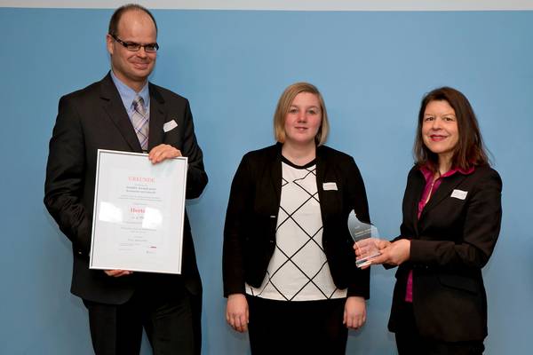 Die Gleichstellungsbeauftragte Maresa Kallmeier (Mitte) und Michael Wilke, Leiter des Fachbereichs Zentrale Steuerung, nahmen den Gender Award von Jurymitglied Prof. Dr. Silke Ruth Laskowski entgegen.