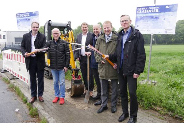 Sie geben den Startschuss für den Breitbandausbau in Herten: (v.l.): Thorsten Rattmann (Geschäftsführer Hertener Stadtwerke), Bürgermeister Fred Toplak, Stadtbaurat Christoph Heidenreich, Christian Gauger (Bauleiter Haus 12), Carsten Wick (Geschäftsf