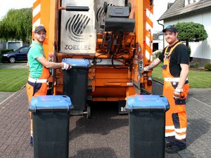 ZBH-Mitarbeiter leert Abfallbehälter