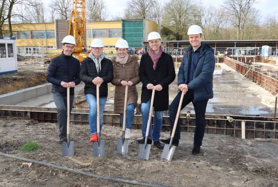 Dr. Karsten Schneider (Beigeordneter für Bildung und Soziales), Bürgermeister Fred Toplak, Birgit Scholz (Leiterin Städtischer Kindergarten Pusteblume), Sebastian Scholz (HIB Betriebsleitung) und Michael Heinemann (HIB) (v.l.) beim symbolischen ersten 