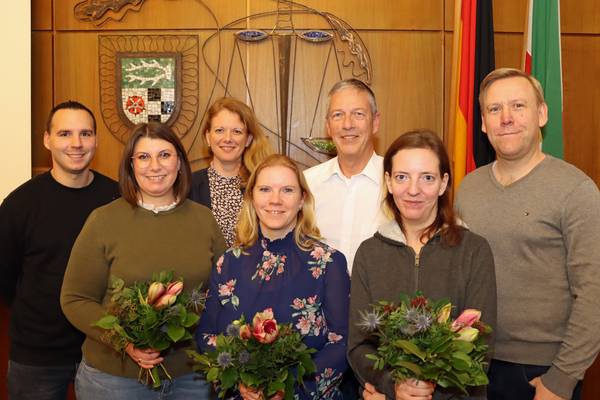 Jugendamtsleitung Kirsten Wietoska (3.v.l.) und Jugendhilfeausschussvorsitzender Michael Vaupel (3.v.r.) gratulierten den neuen Vertreterinnen und Vertretern des Jugendamtselternbeirats: (v.l.n.r.) Nico, Pfeifer, Sarah Liß, Mareike Fimpeler, Yvonne Große und Sebastian Scheer.