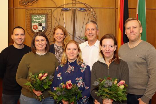 Jugendamtsleitung Kirsten Wietoska (3.v.l.) und Jugendhilfeausschussvorsitzender Michael Vaupel (3.v.r.) gratulierten den neuen Vertreterinnen und Vertretern des Jugendamtselternbeirats: (v.l.n.r.) Nico, Pfeifer, Sarah Liß, Mareike Fimpeler, Yvonne Große und Sebastian Scheer.